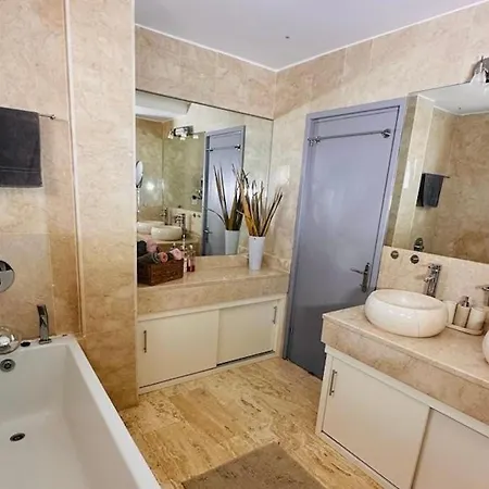 Delphine 4-bedroom In Tranquil Area *