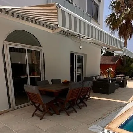Delphine 4-bedroom In Tranquil Area Vavilas