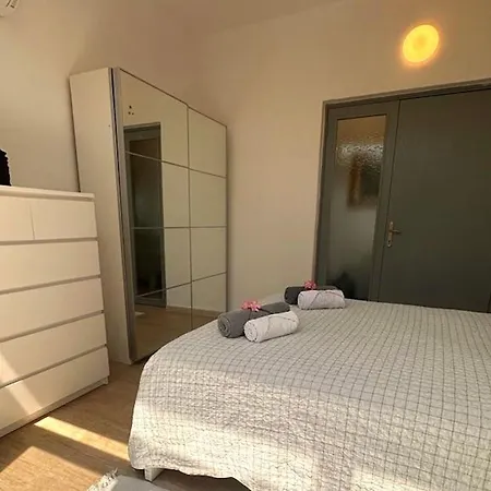 Delphine 4-bedroom In Tranquil Area * Vavilas