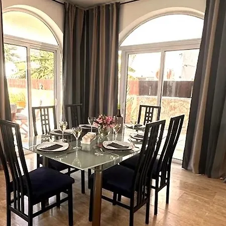 Delphine 4-bedroom In Tranquil Area Vavilas